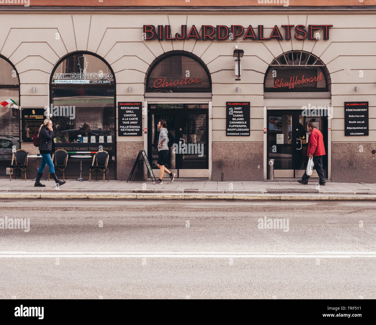 Estocolmo Suecia 03.27.2019 Editorial palacio de billar con gente caminando fuera Foto de stock