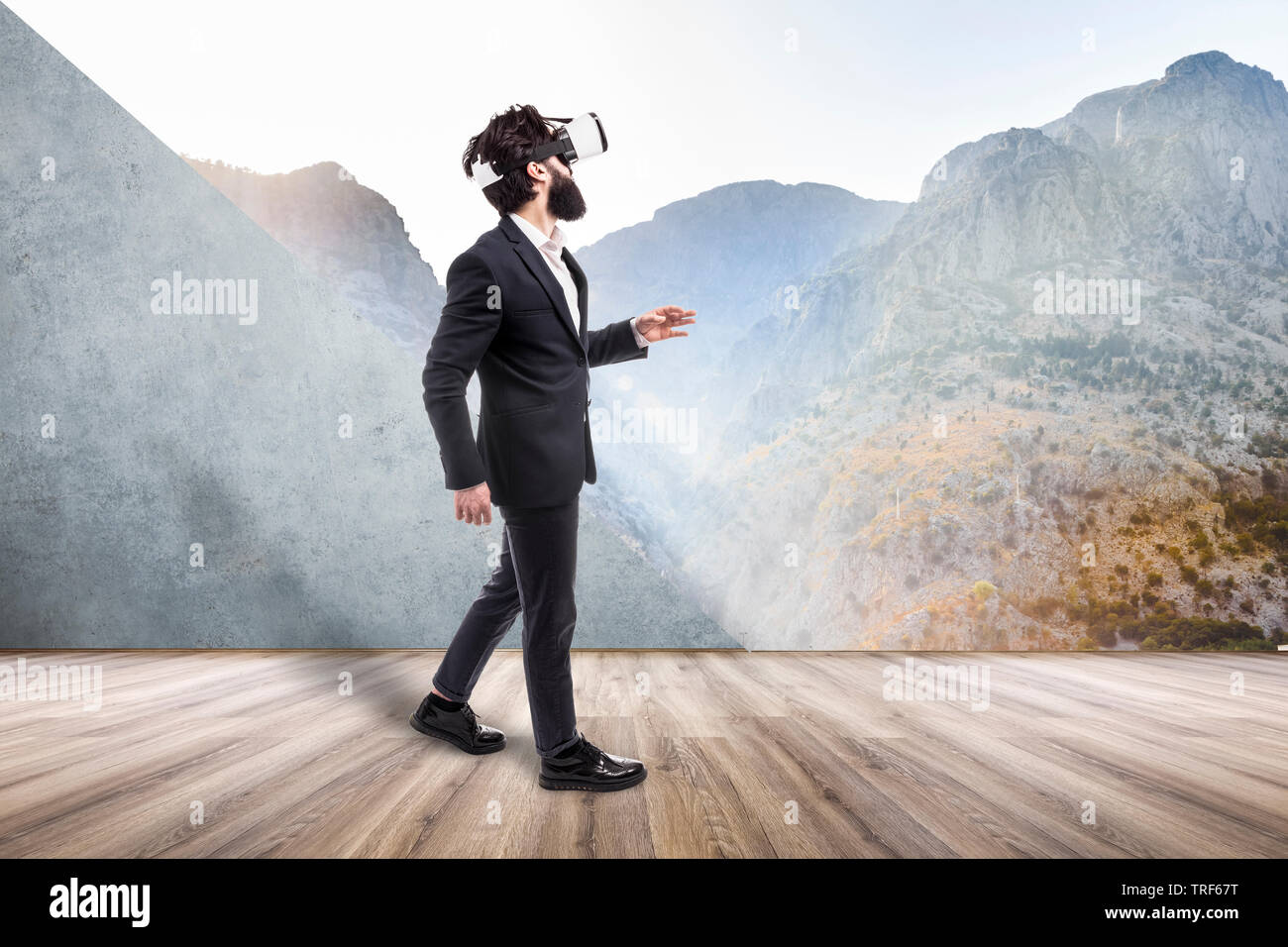 Hombre Barbado en gafas VR va desde una sala vacía en un virtual  inexistente paisaje de montaña, el concepto de nuevas tecnologías y la  realidad virtual Fotografía de stock - Alamy