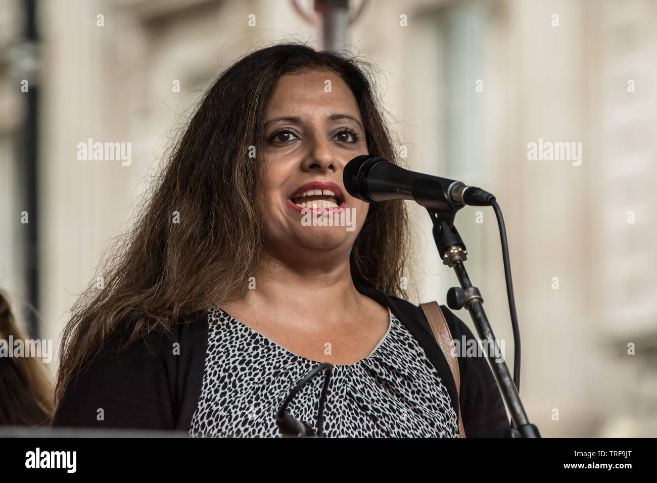 Londres, Reino Unido. El 4 de junio, 2019. Londres, Reino Unido. El 4 de junio, 2019. Decenas de miles de protesta en el centro de Londres en una manifestación nacional contra el Presidente de EEUU, Donald triunfos visita de Estado en el Reino Unido. Los manifestantes se congregaron en Trafalgar Square antes de marchar hacia abajo Whitehall a Downing Street, donde Trump fue el encuentro con el Primer Ministro del Reino Unido, Theresa de mayo. David Rowe/Alamy Live News. Foto de stock