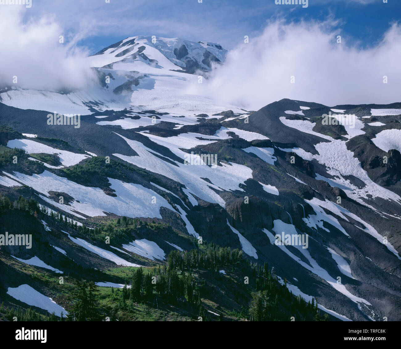 Ee.Uu., Washington, sur de Cascade Mountains; lado sudeste de Mt. Adams con Mazama glaciares y ventisqueros persistente descenso. Foto de stock