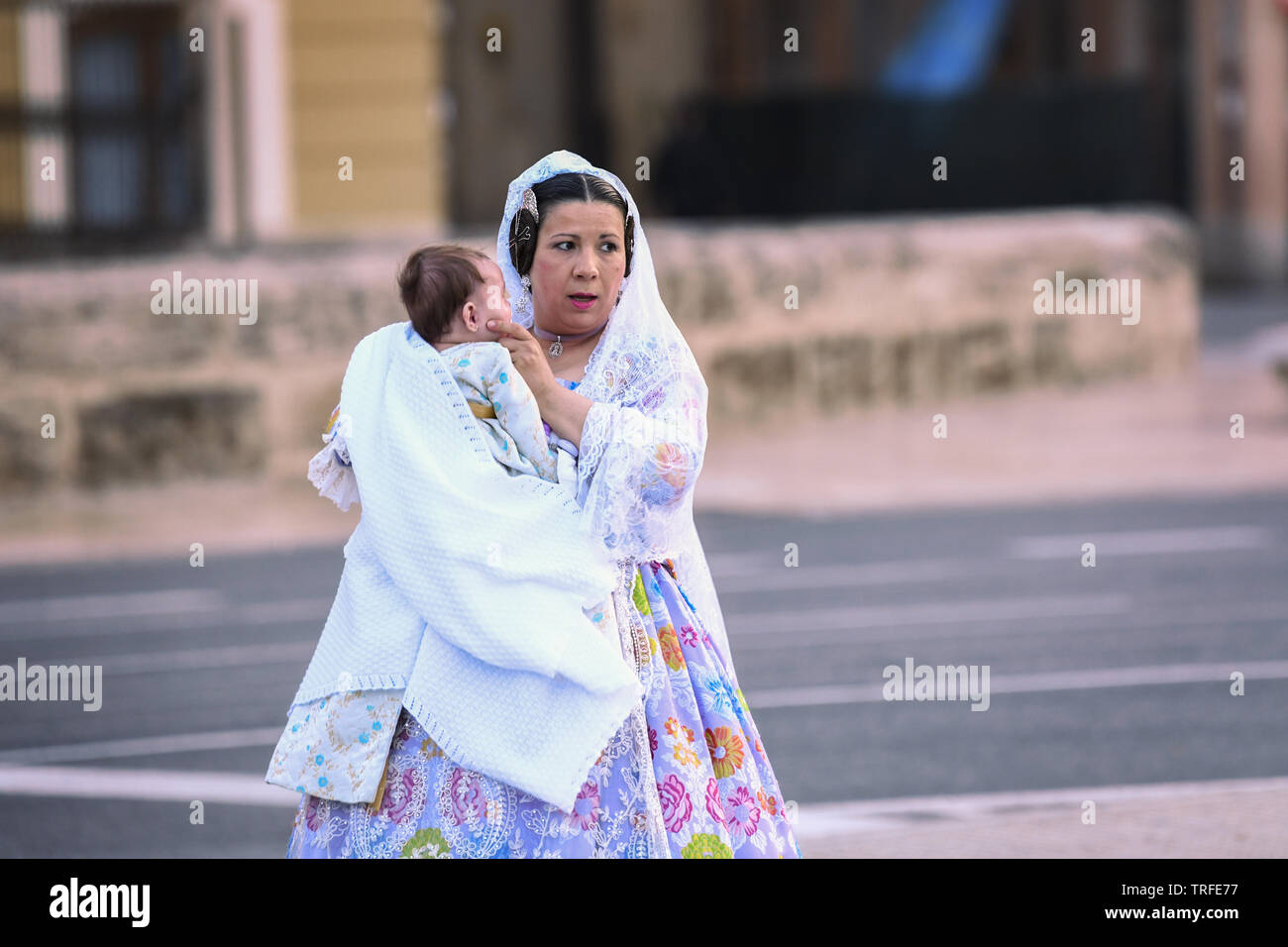 VALENCIA, España - 07 de mayo, 2019: vestidos tradicionales y póngalo ropa  de una mujer española en Valencia Fotografía de stock - Alamy