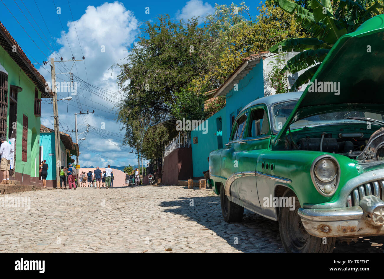 Clásico americano coche verde en espera de reparación en una de las calles empedradas de la antigua ciudad colonial de Trinidad, Sancti Spíritus, Cuba, El Caribe Foto de stock