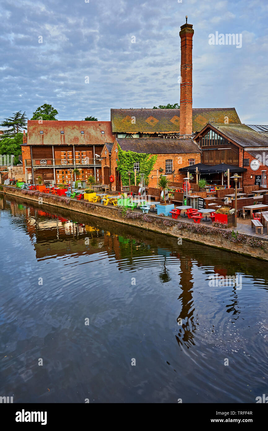 Stratford upon Avon y Cox's Yard antiguo molino de madera, ahora un pub, a orillas del río Avon, en Warwickshire Foto de stock