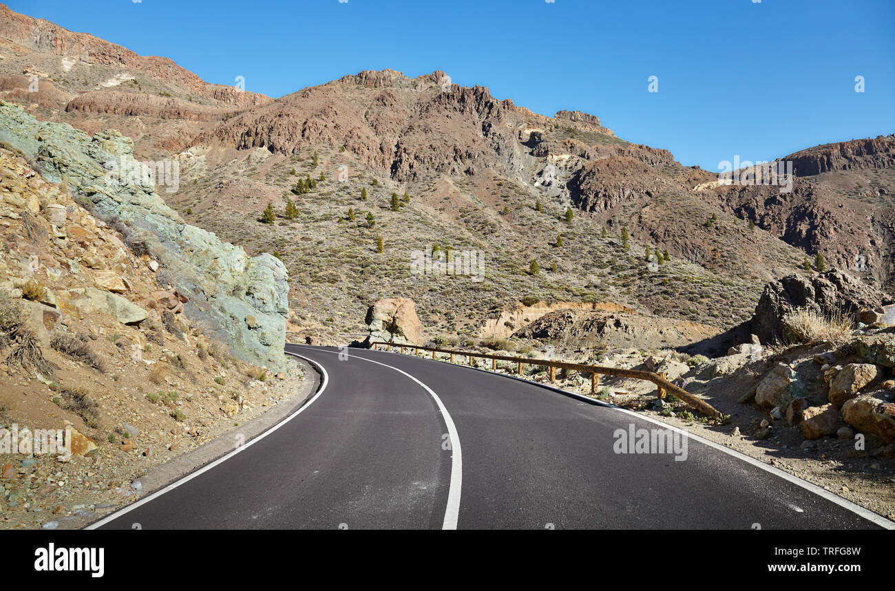 Pintoresca carretera de montaña en el Parque Nacional del Teide, Tenerife, España. Foto de stock