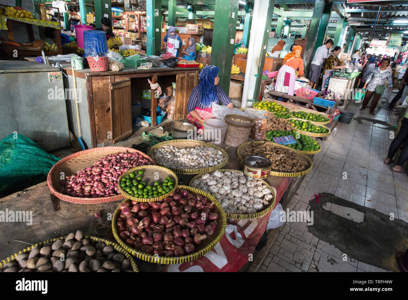 Yogyacarta, Indonesia - Agosto 04, 2017: verduras en el mercado; la mujer no identificada es la venta de verduras Foto de stock