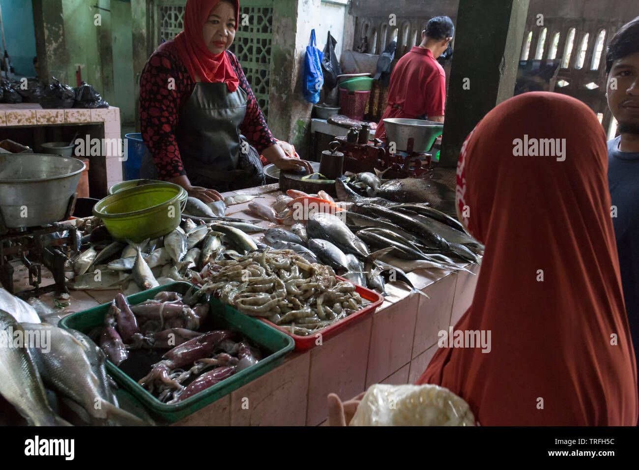 Yogyacarta, Indonesia - Agosto 04, 2017: el marisco en el mercado de pescado; la mujer no identificada es la venta de pescado fresco Foto de stock