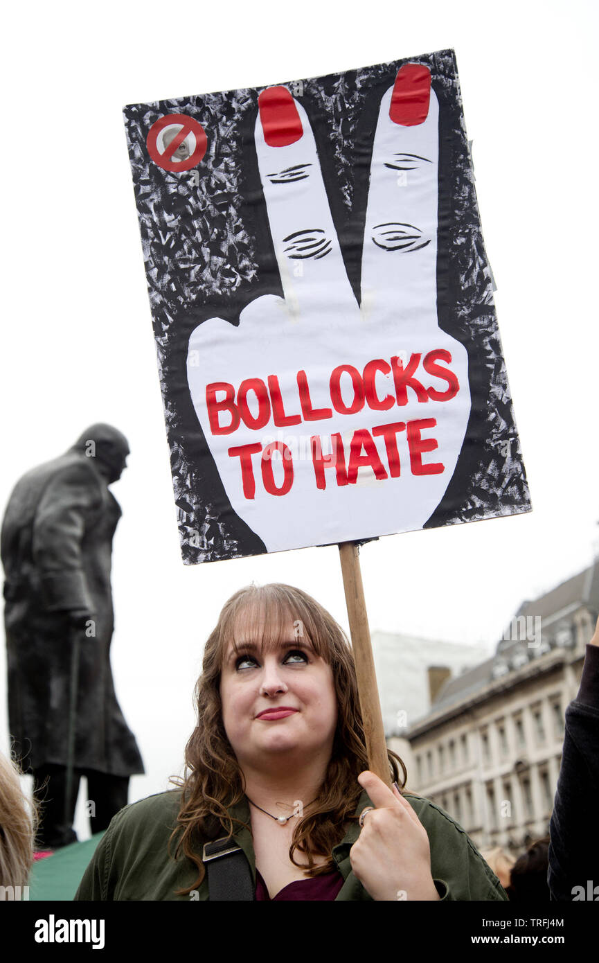 Protesta contra la visita de estado del presidente Trump en Parliament Square, Londres el 4 de junio de 2019. Una mujer está cerca de la estatua de Winston Churchill Foto de stock