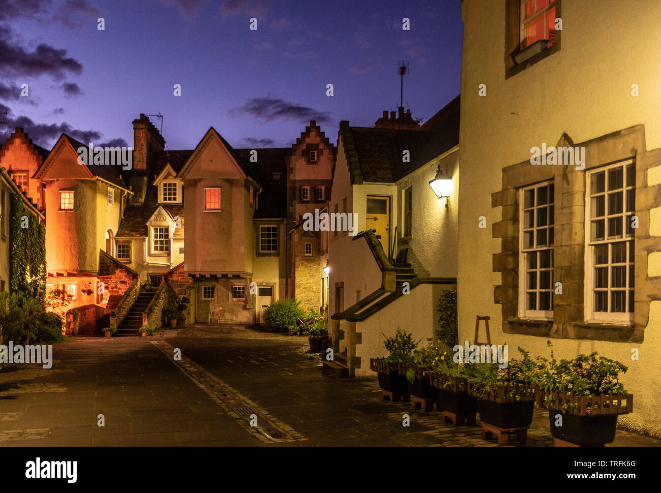 Whitehorse cerca al anochecer, Canongate, Royal Mile, Holyrood, Edimburgo. Foto de stock