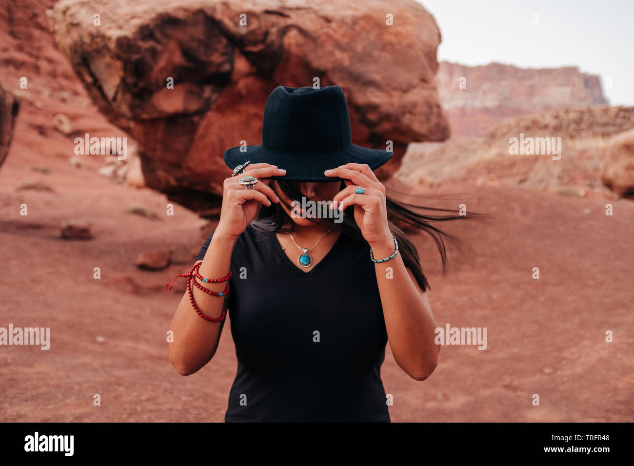 Una mujer Navajo modelos su moderno traje de Americanos Nativos de la  Reservación Navajo en el norte de Arizona. Viste joyas de turquesa y un  sombrero de vaquero Fotografía de stock -