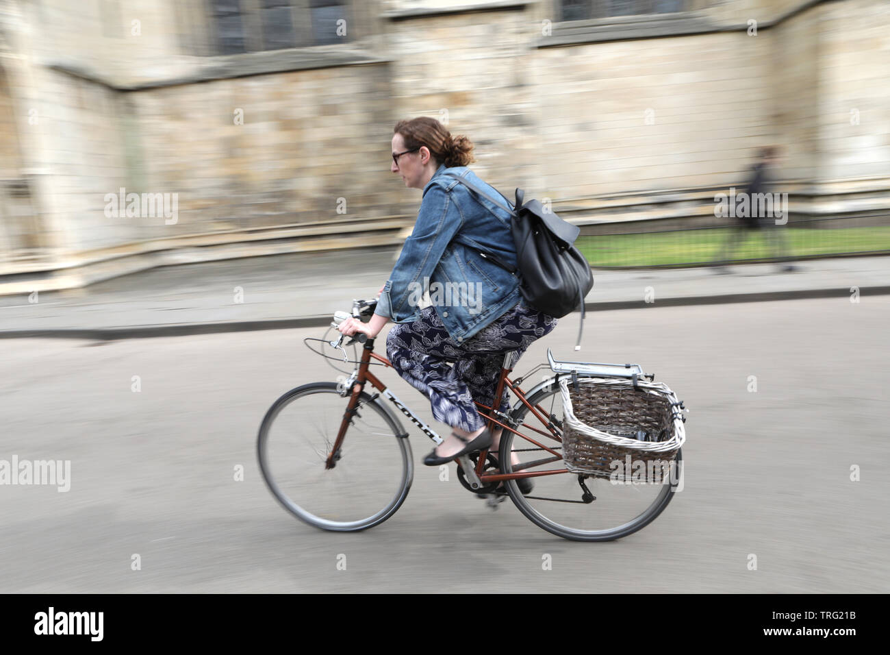 Ciclista, del centro de York. Foto de stock