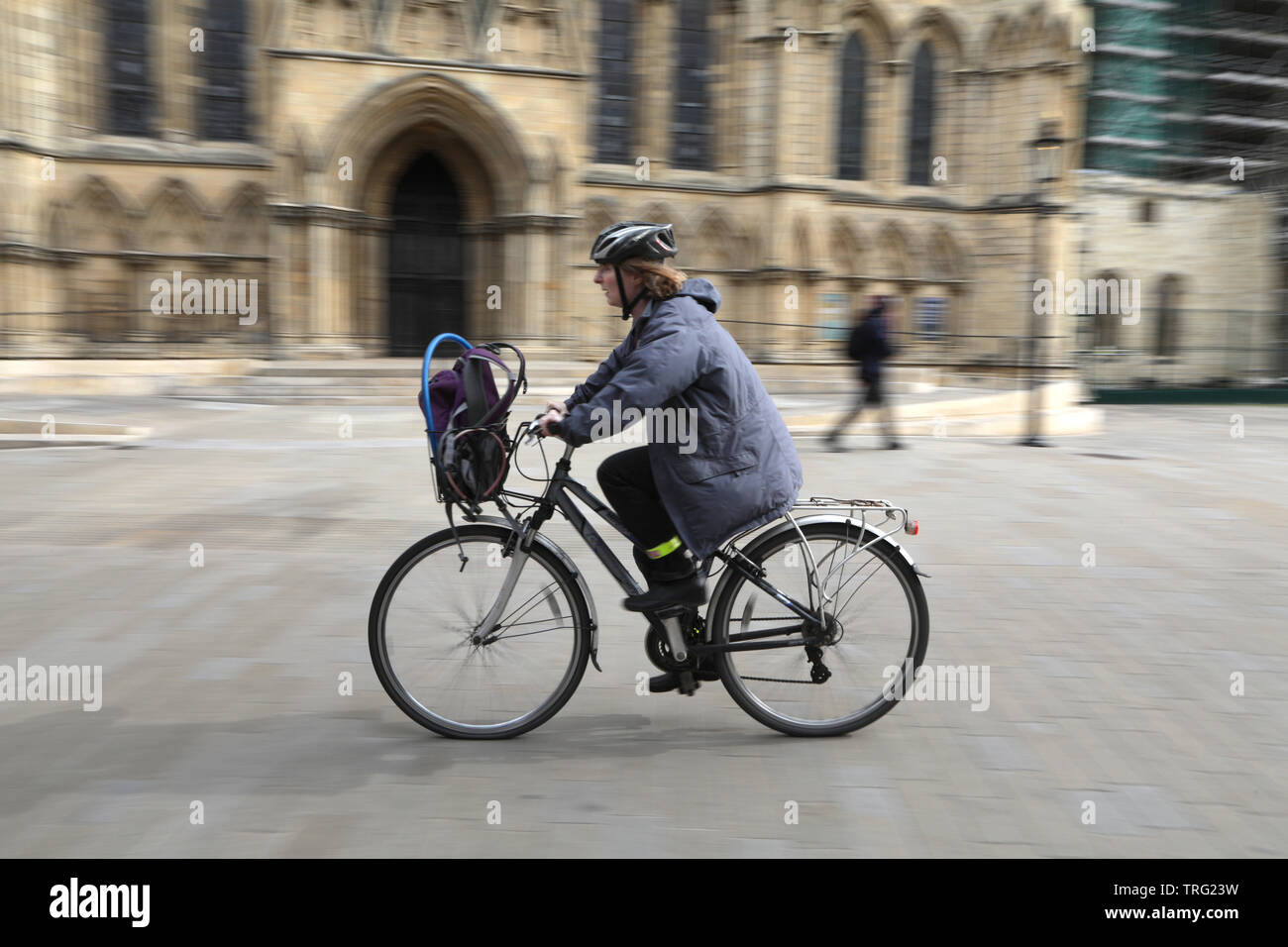 Ciclista, del centro de York. Foto de stock