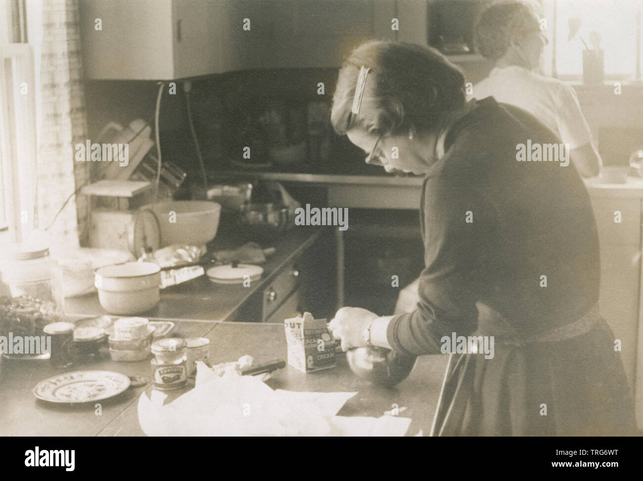 Antique c1945 mujer en cocina azotes Heavy Cream. Fuente: Fotografía original Foto de stock
