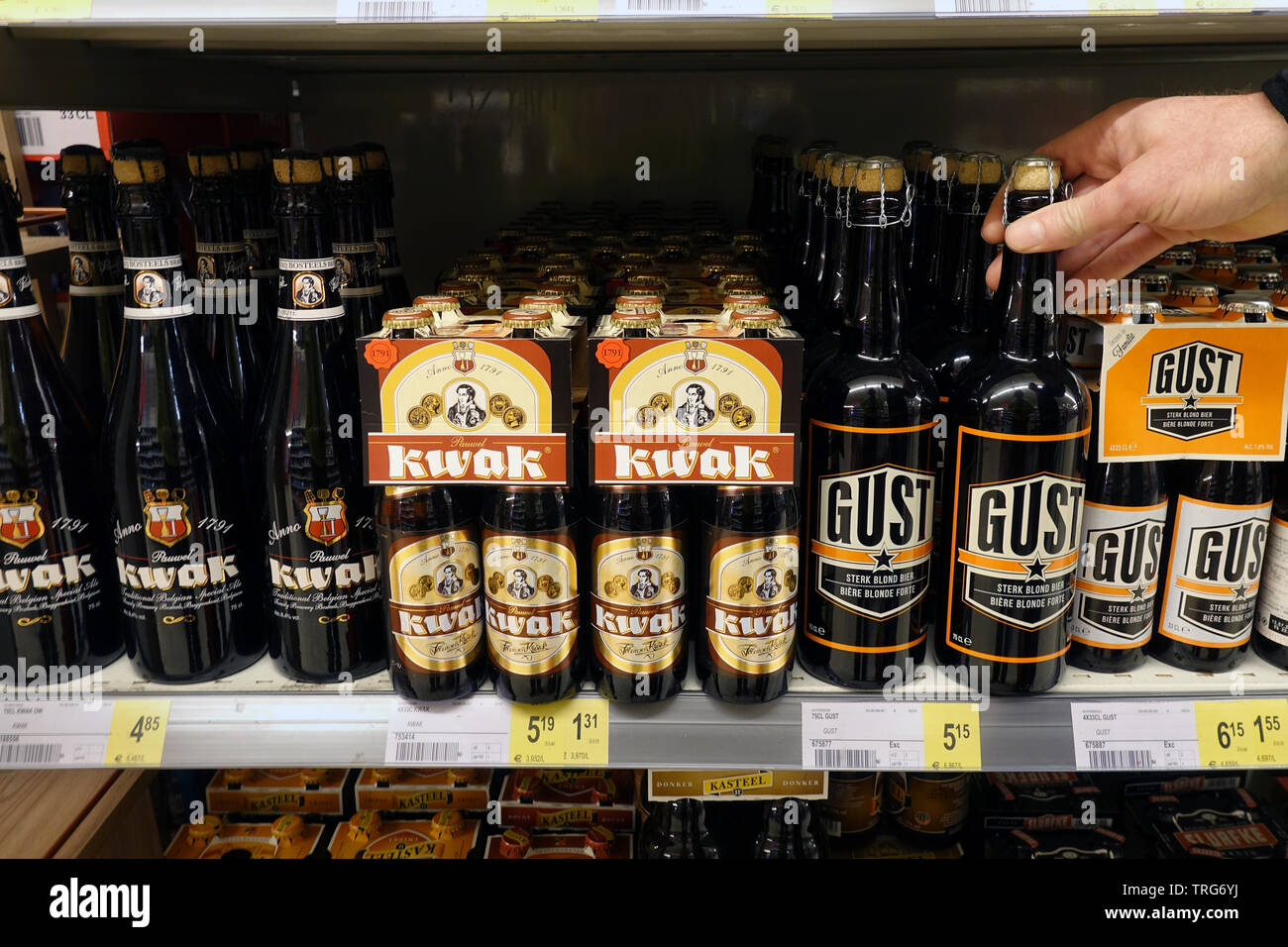 Marcas de cerveza belga en un supermercado Delhaize Foto de stock
