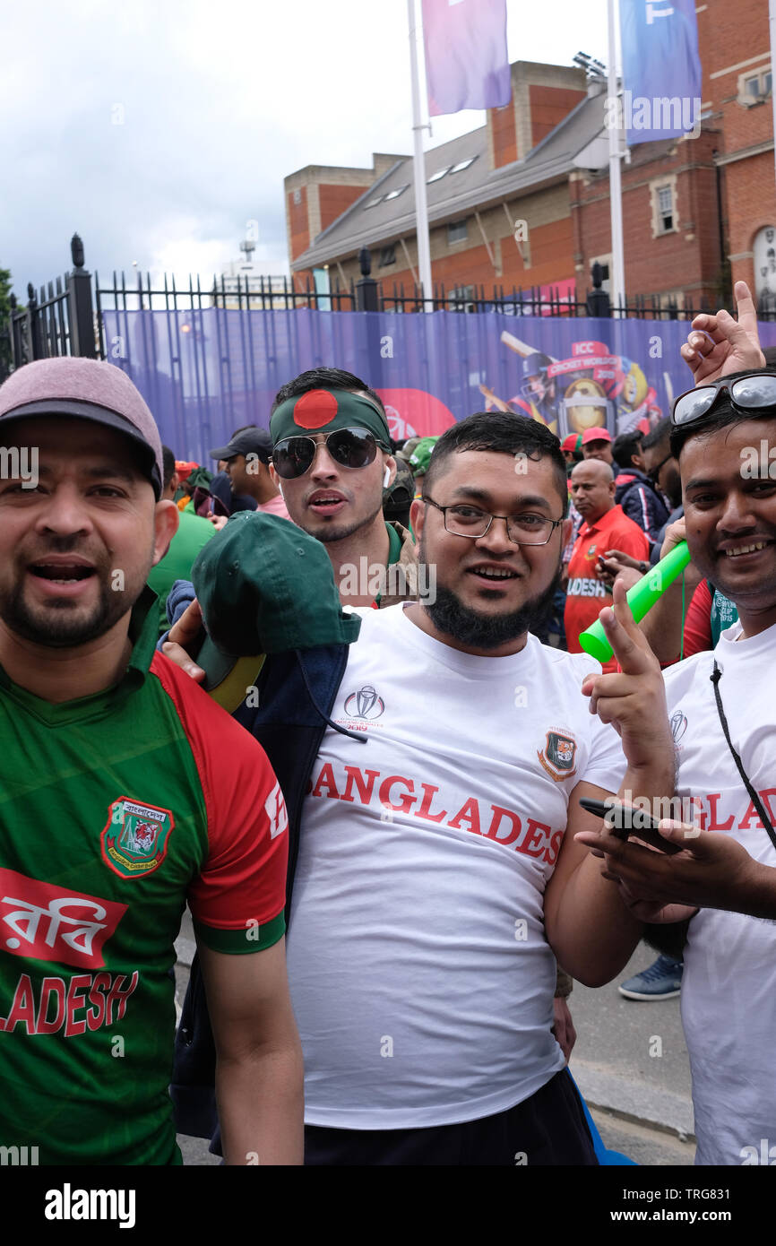 Londres, Reino Unido. El 5 de junio, 2019. Los Fans llegan en el óvalo de la ICC Cricket World Cup Bangladesh vs Nueva Zelanda Crédito: Rachel Megawhat/Alamy Live News Foto de stock