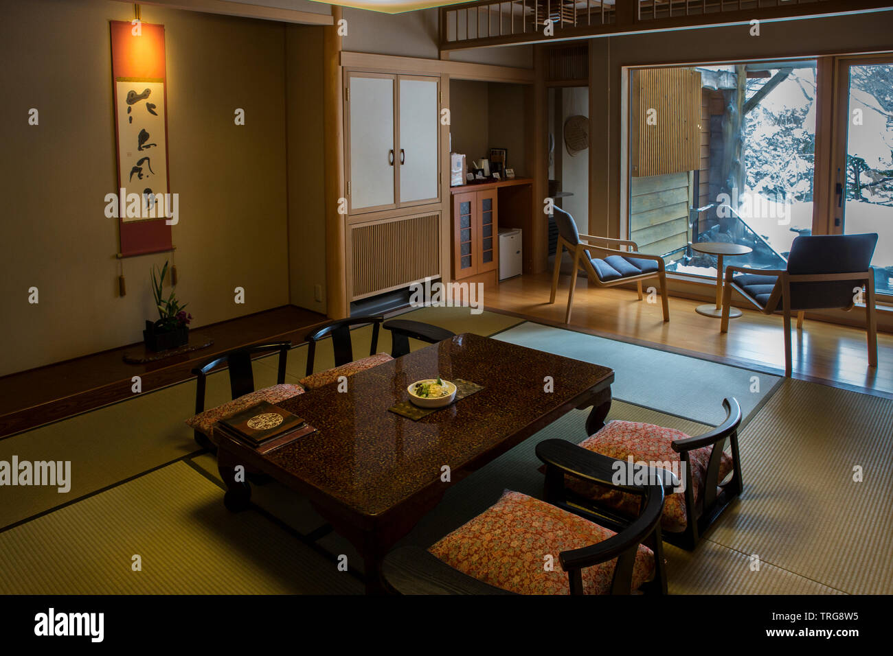 Un tatami tradicional habitación de hotel con una piscina onsen, Otaru,  Japón Fotografía de stock - Alamy