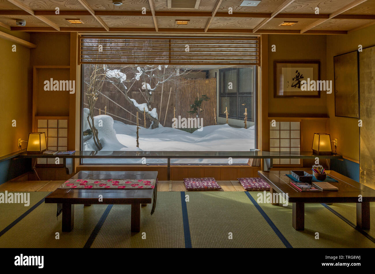 Tatami tradicional habitación de hotel con una piscina onsen, Otaru, Japón  Fotografía de stock - Alamy