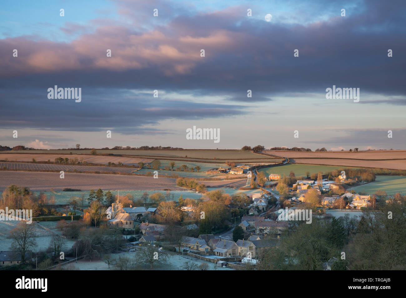 La menguante menguante Luna sobre Poyntington en una helada mañana de invierno, Dorset, Inglaterra, Reino Unido. Foto de stock