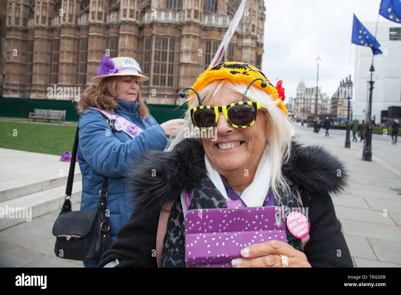 Londres, Reino Unido. 13 marzo, 2019. Los manifestantes del grupo Mujeres contra la desigualdad (WASPI pensiones estatales) se reúnen en la Casa del Parlamento, Westminster para expresar su ira en el cambio de la edad de jubilación para las mujeres nacidas en 1950. Instan al gobierno a proporcionar una indemnización para los millones de mujeres afectadas por el cambio. Foto de stock