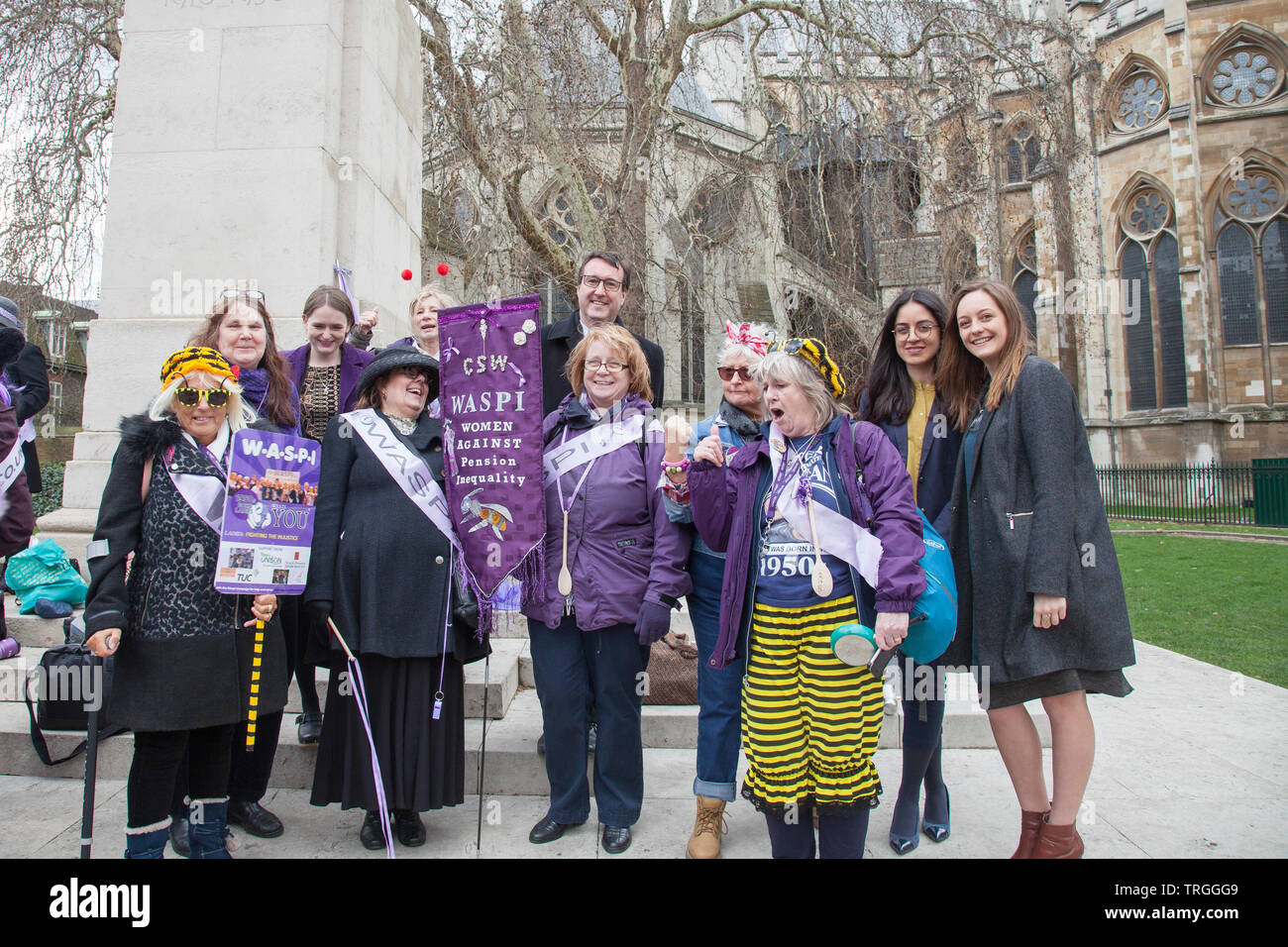 Londres, Reino Unido. 13 marzo, 2019. Chris Matterson trabajo MP, une en apoyo los manifestantes WASPI en College Green, Westminster. Las mujeres instan al Gobierno a proporcionar una indemnización para los millones de mujeres afectadas por el cambio. Foto de stock