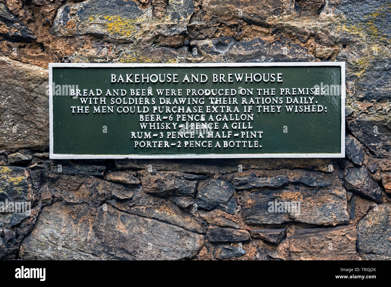 Placa informativa en Ruthven Barracks, ahora una ruina, perteneciente al Historic Scotland, cerca del Parque Nacional de Cairngorms en Kingussie, Scotland, Reino Unido Foto de stock