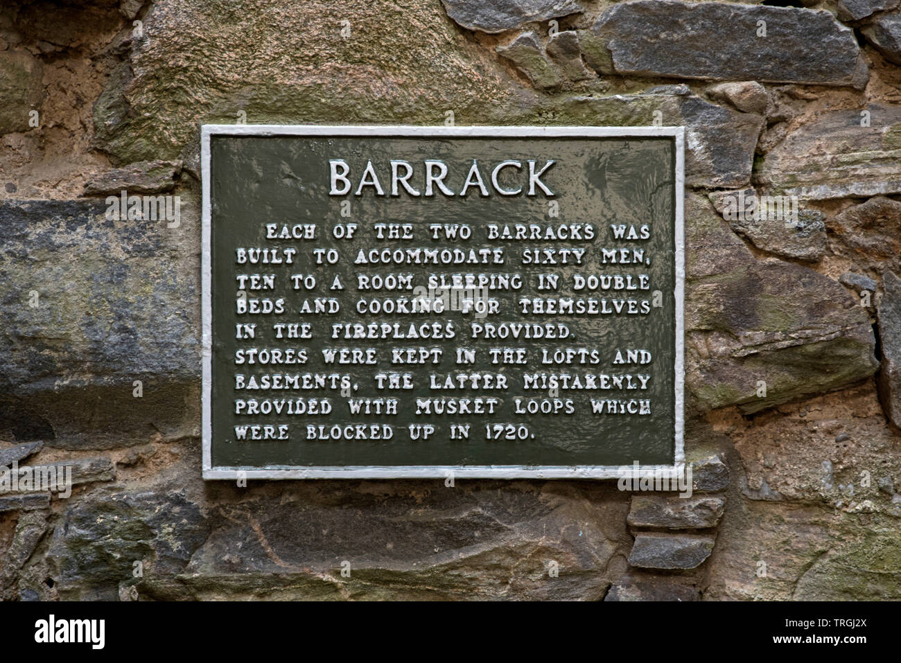 Placa informativa en Ruthven Barracks, ahora una ruina, perteneciente al Historic Scotland, cerca del Parque Nacional de Cairngorms en Kingussie, Scotland, Reino Unido Foto de stock