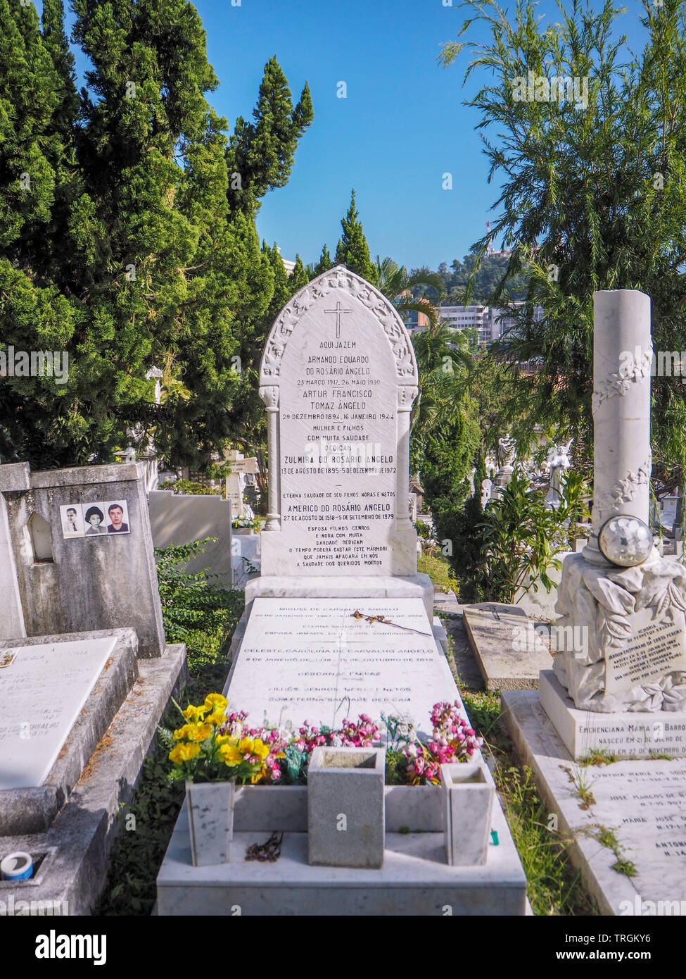 Macao, China - Noviembre 2018: La capilla de San Miguel y el cementerio en el centro de la ciudad con las tumbas de católico chino y portugués de Macao Foto de stock