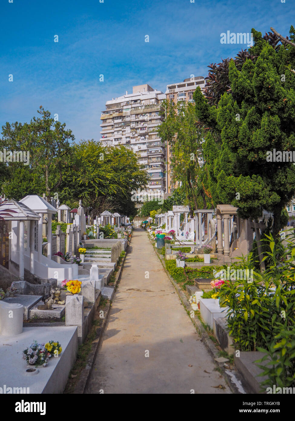 Macao, China - Noviembre 2018: La capilla de San Miguel y el cementerio en el centro de la ciudad con las tumbas de católico chino y portugués de Macao Foto de stock