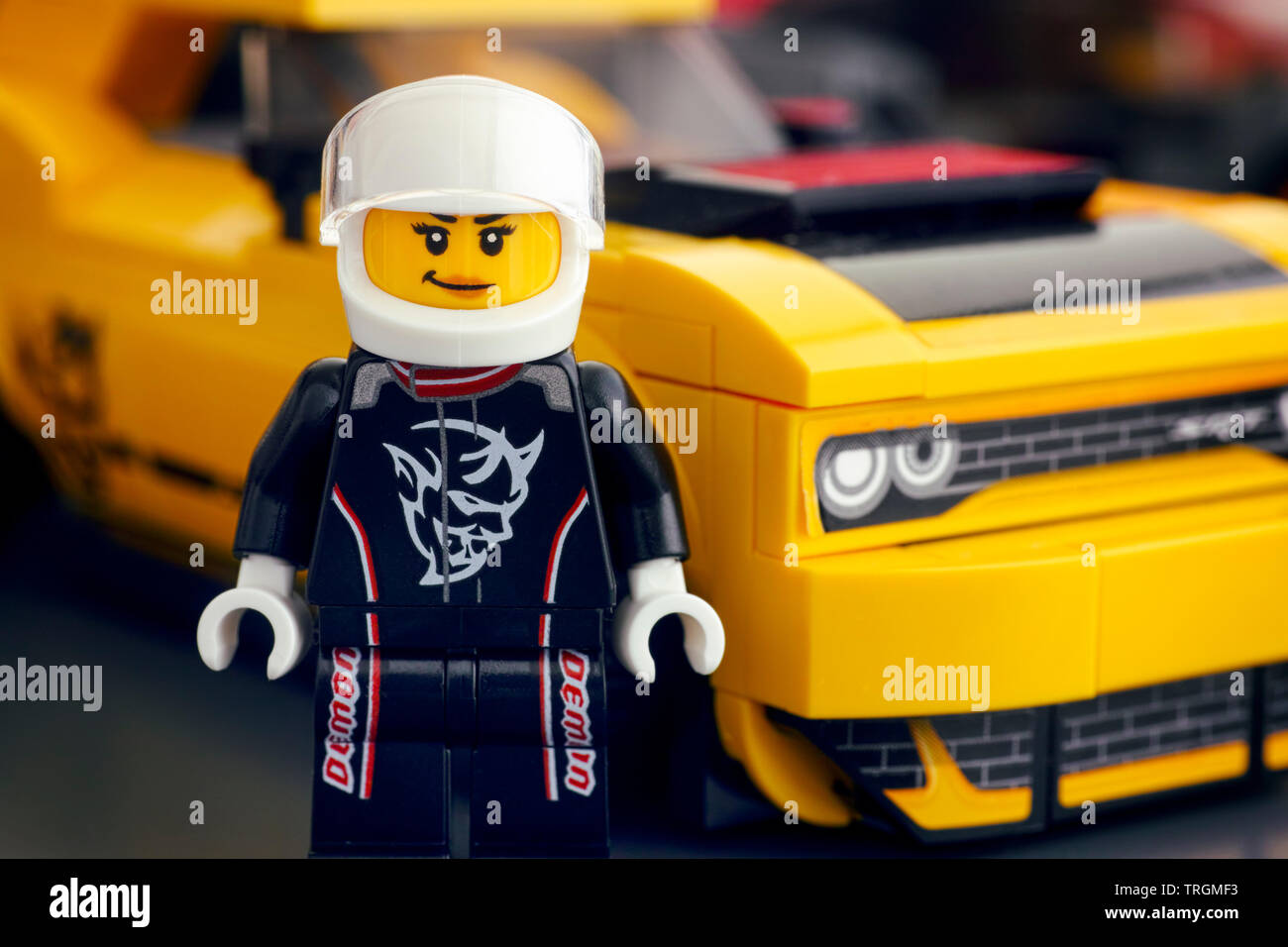 Tambov, Rusia - Abril 21, 2019 Lego 2018 Dodge Challenger SRT Demon driver por minifigure LEGO Campeones de velocidad y su coche en el fondo. Foto de stock