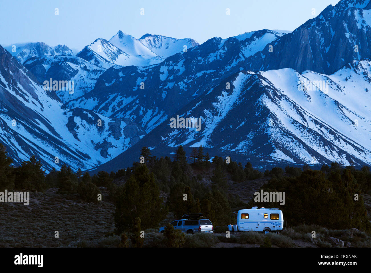 Trailer de escape en la parte oriental de Sierra cerca de Mammoth Lakes, California, en América del Norte. Foto de stock