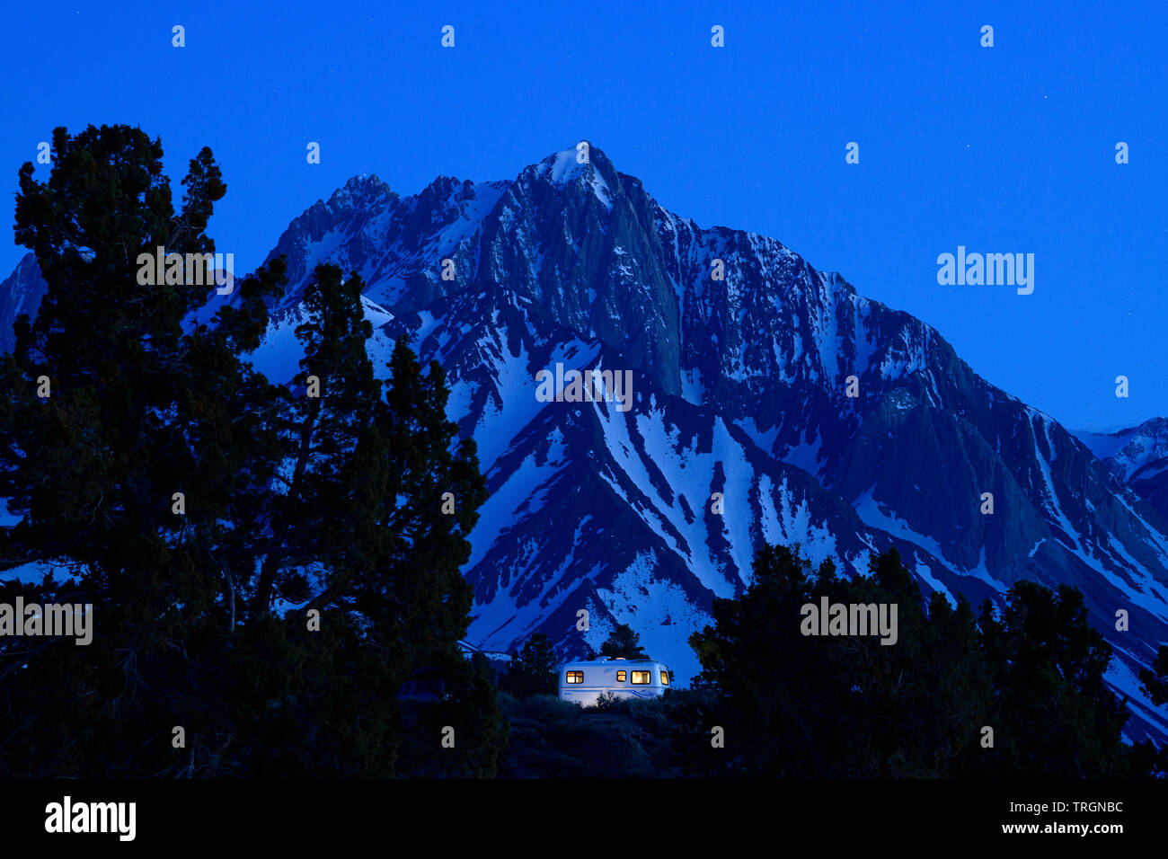 Trailer de escape en la parte oriental de Sierra cerca de Mammoth Lakes, California, en América del Norte. Foto de stock