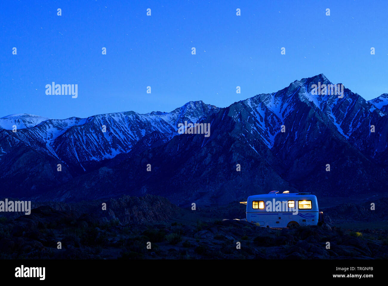 Escapar de remolque en las colinas de Alabama cerca de Lone Pine, California justo debajo de Mt. Whitney en la Sierra Oriental. Foto de stock