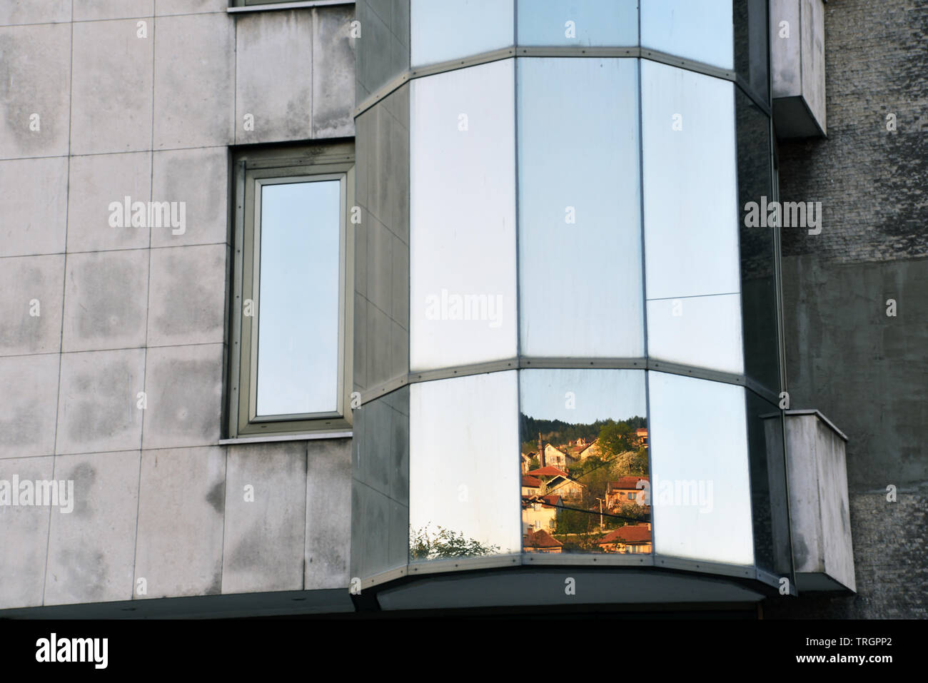 Visita de Sarajavo, ventana con colores restantes Foto de stock