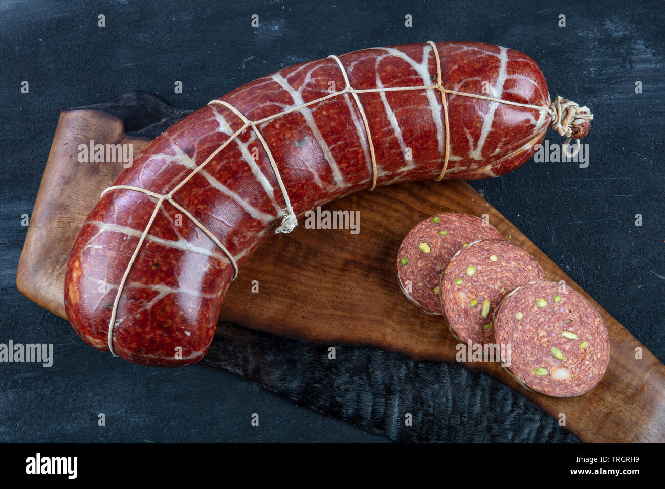 Especialidad Tradicional Húngaro butifarra salami sobre la plancha de  madera. Chorizo ( Macar Sucuk húngara Fotografía de stock - Alamy