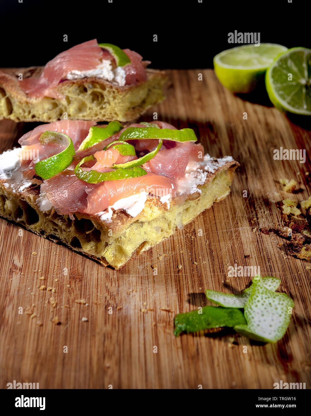 Pizza con salmón, queso fresco y limón fuente Foto de stock