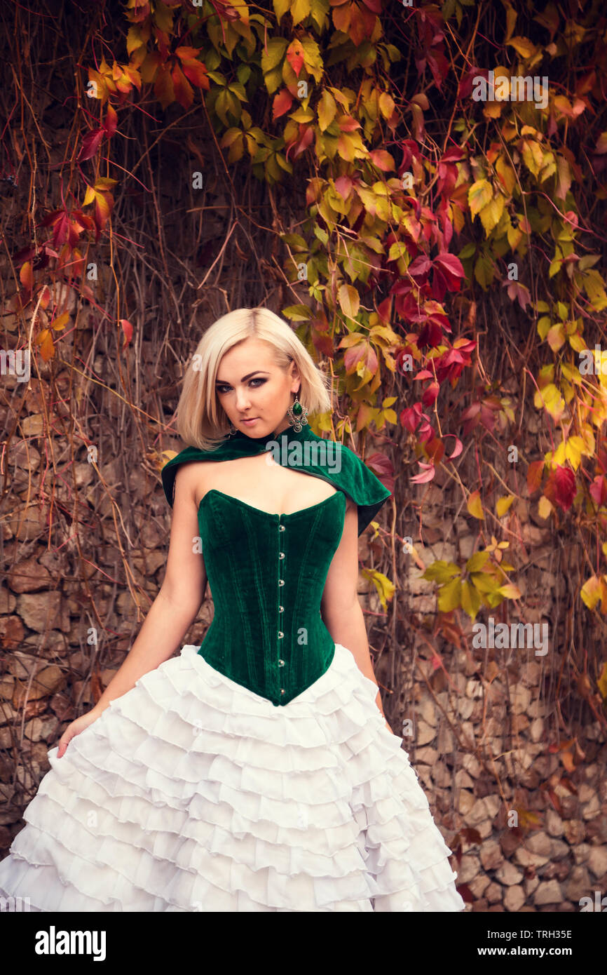 Me preparé monte Vesubio perdonado Una mujer como una princesa en un vestido vintage en fairy park. Misteriosa  mujer vestida con ropa de moda escénica. Laberinto verde. instagram  tonificado. Modelo Fotografía de stock - Alamy