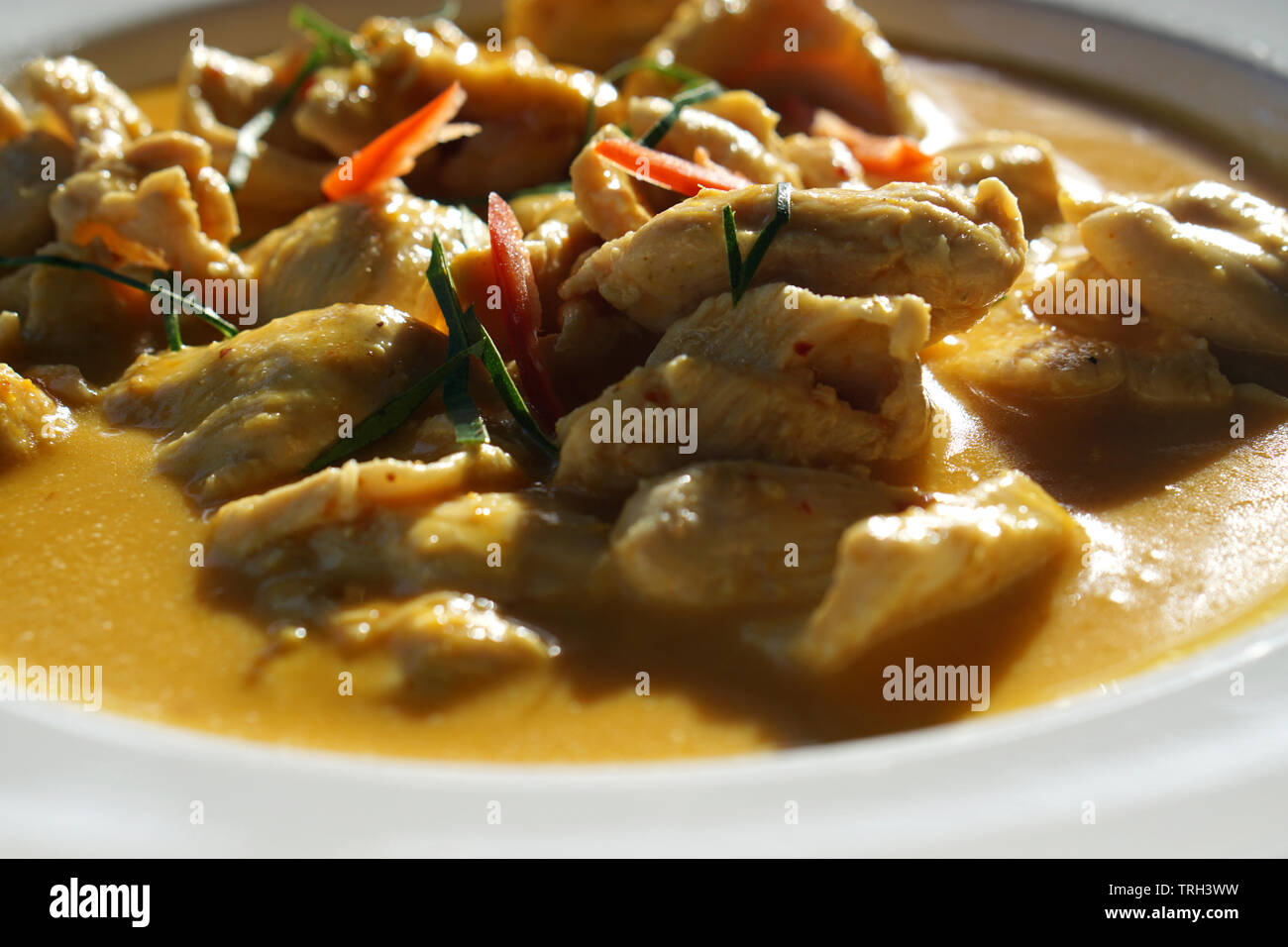 Curry Panang de pollo tailandés llamado también Gaeng Panang Gai Foto de stock