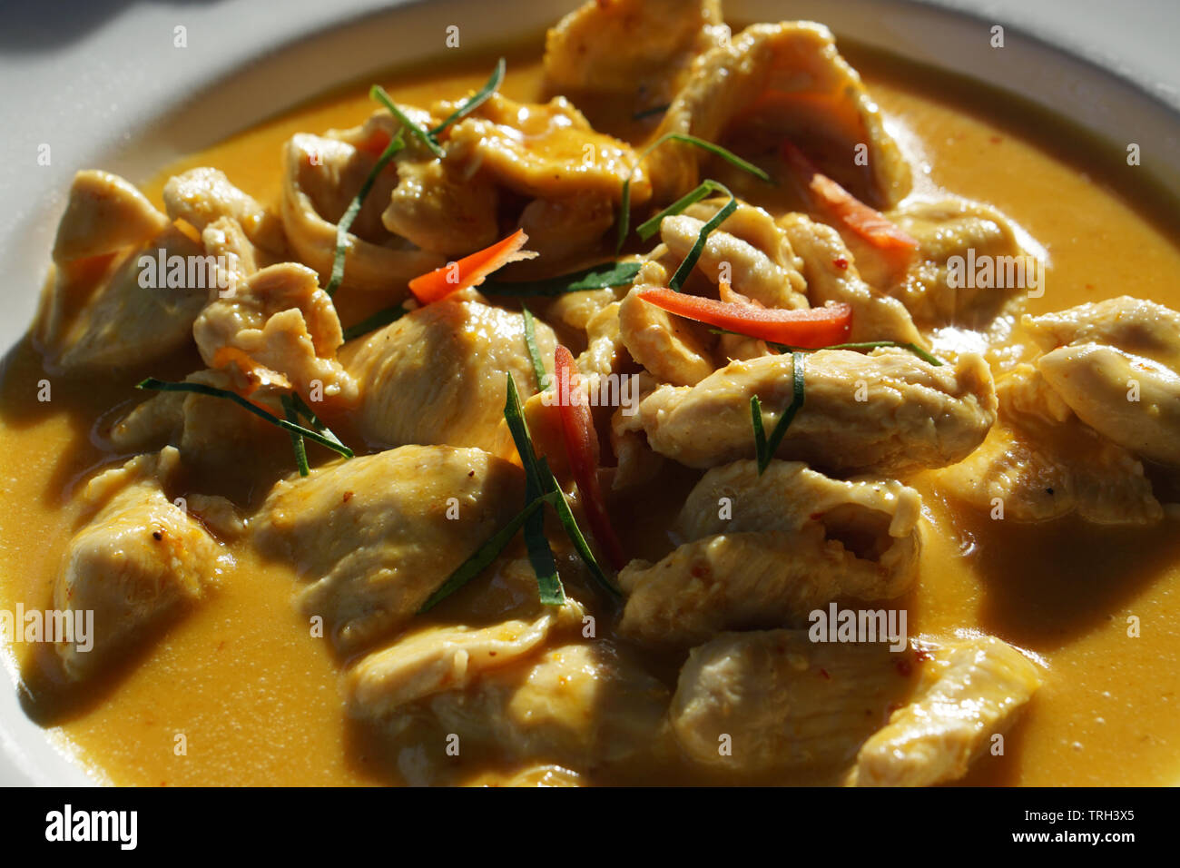 Curry Panang de pollo tailandés llamado también Gaeng Panang Gai Foto de stock