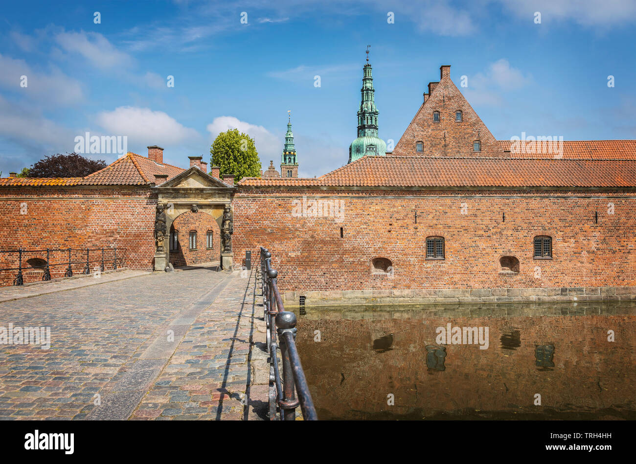 Exterior y la puerta de la famosa Royal castillo renacentista de Frederiksborg. Hillerod, Dinamarca. Foto de stock