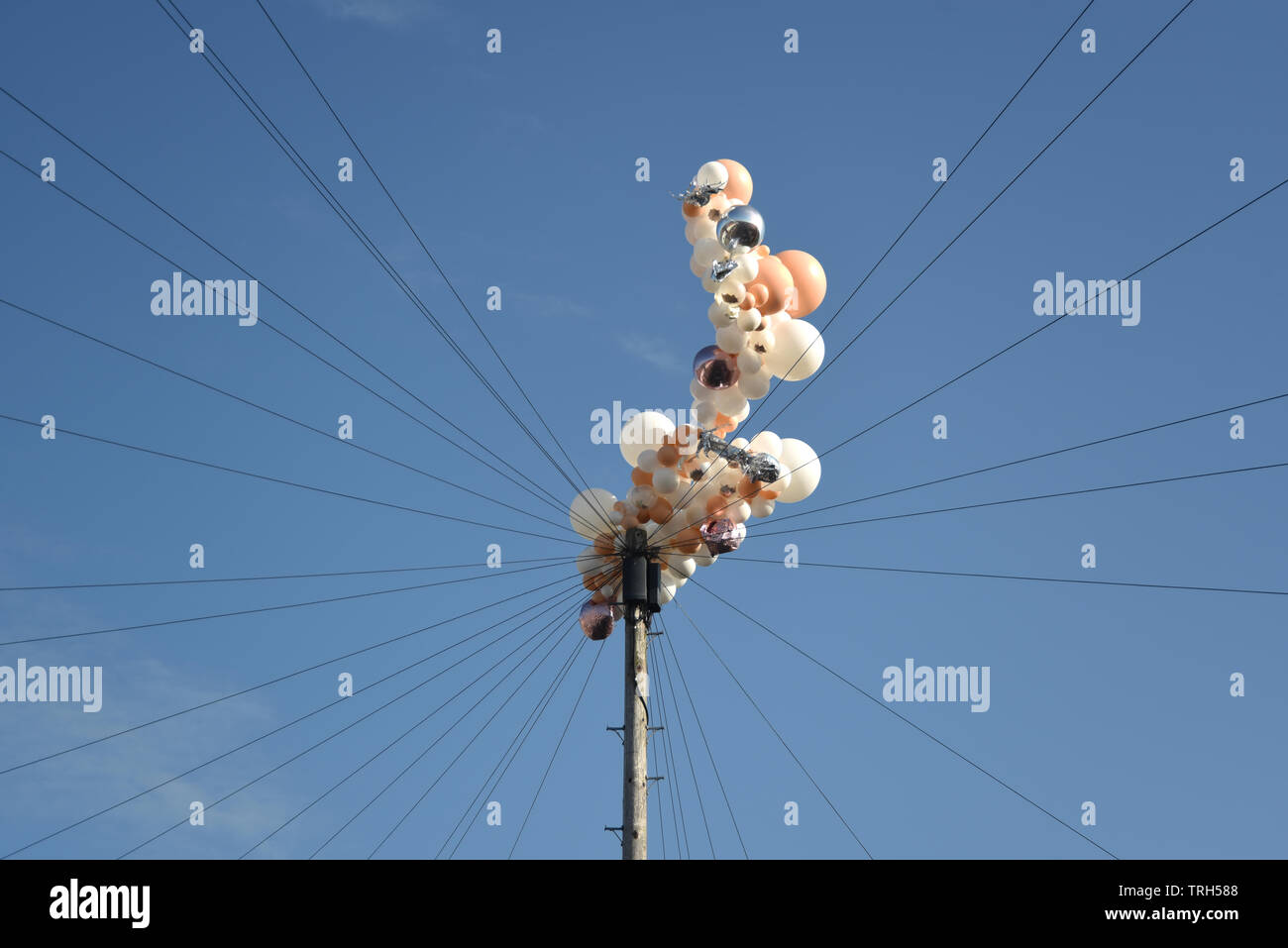 Los globos capturados en cables telefónicos Foto de stock