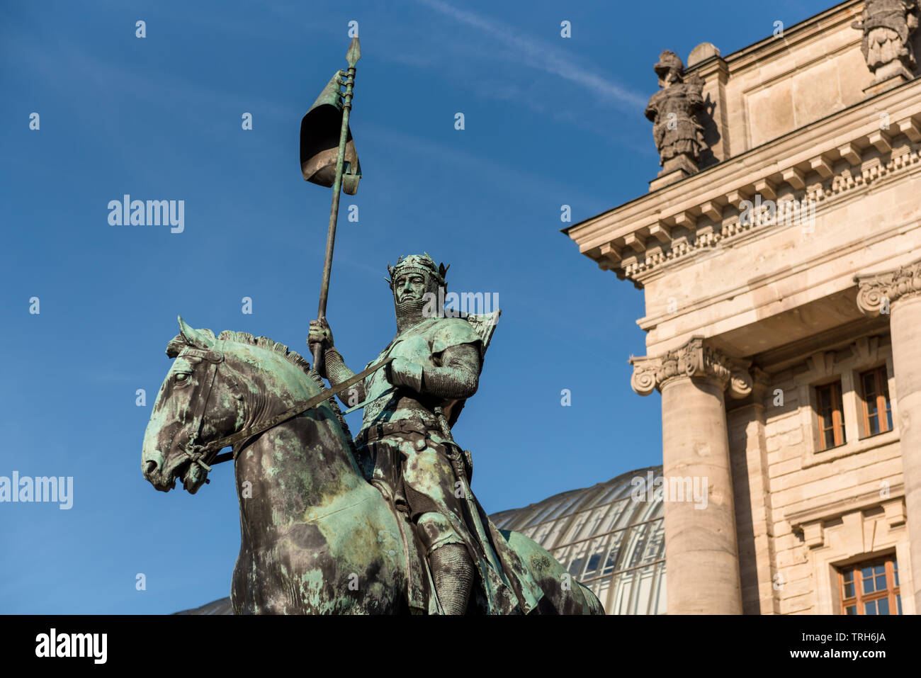 Estatua del Duque Otón I Wittelsbach en paseos a pie fuera de las oficinas del gobierno del Estado de Baviera en Munich, Alemania. Foto de stock