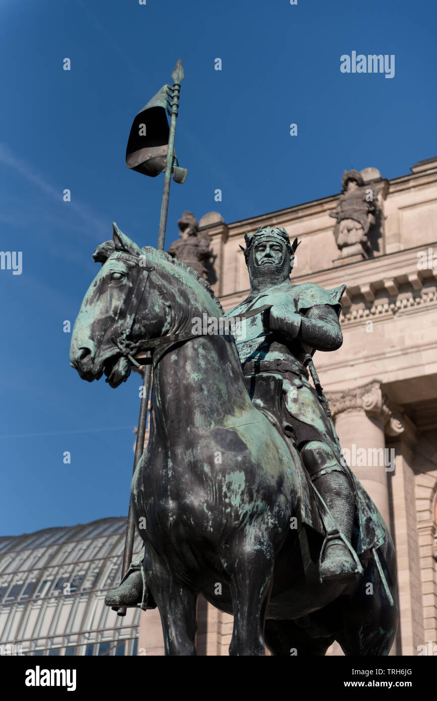 Estatua del Duque Otón I Wittelsbach en paseos a pie fuera de las oficinas del gobierno del Estado de Baviera en Munich, Alemania. Foto de stock