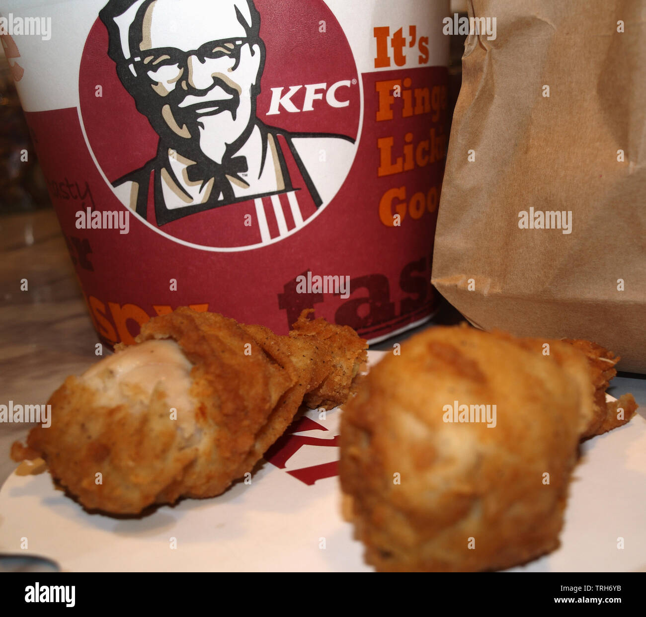 KFC ganga embalaje cuchara con dos porciones de pollo receta original  Fotografía de stock - Alamy
