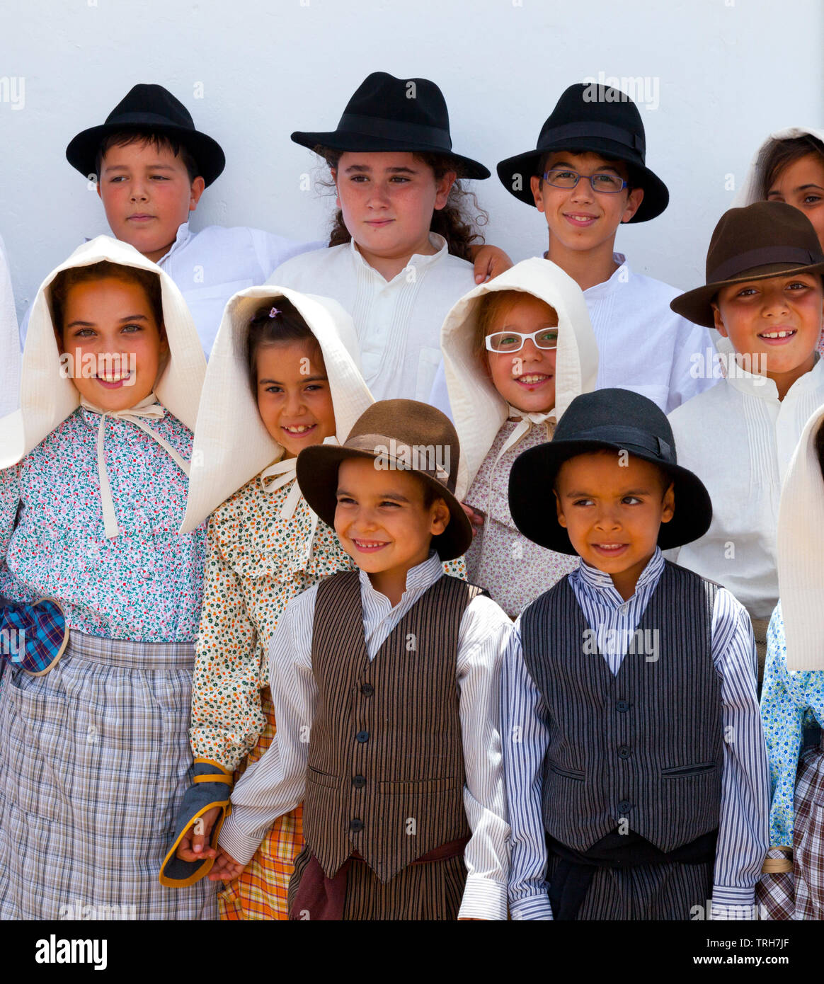 Niños vestidos con el traje típico campesino. Festividad de Santo Domingo  de Guzmán. Pueblo Tetir. La Isla de Fuerteventura. La provincia de Las  Palmas. Islas Canar Fotografía de stock - Alamy