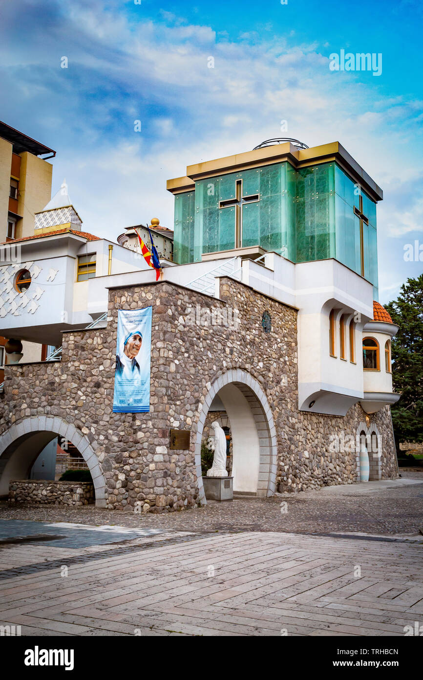 Vista de la casa memorial de la Madre Teresa en su ciudad natal, al norte de Skopje, Macedonia, con cielo de fondo dramático Foto de stock