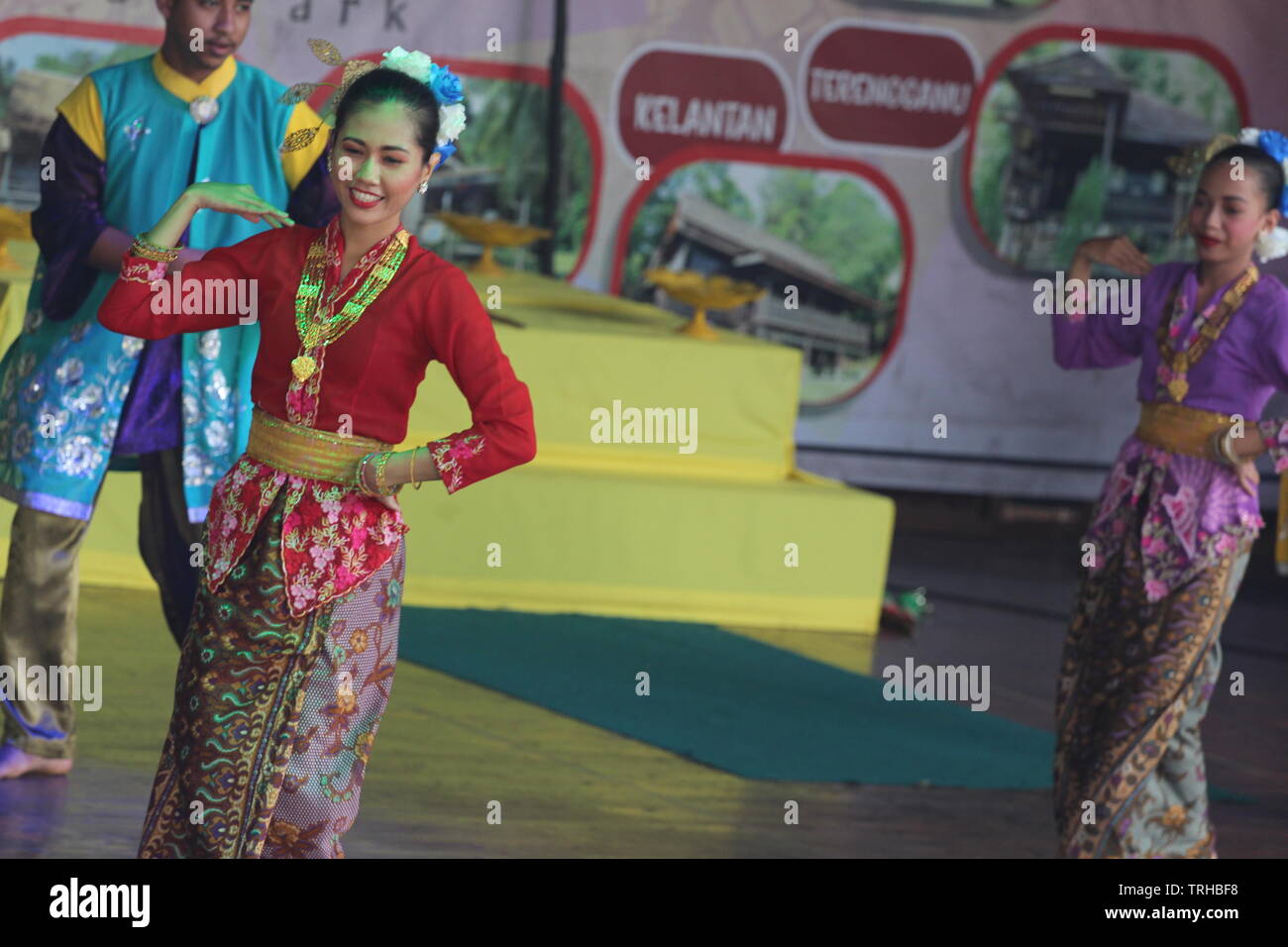 Baile tradicional en la ciudad de Malaca por bailarines locales, hombres y mujeres, Melaka, Malasia. Foto de stock