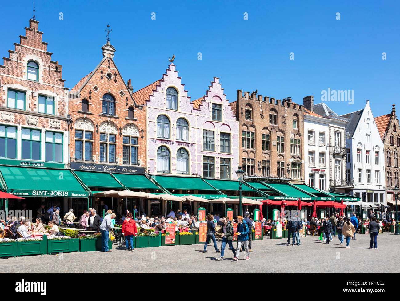 Viejos edificios ahora cafés y restaurantes con ornamentadas gables en la histórica plaza del Markt, en el centro de Brujas, Bélgica Flandes Occidental Europa UE Foto de stock
