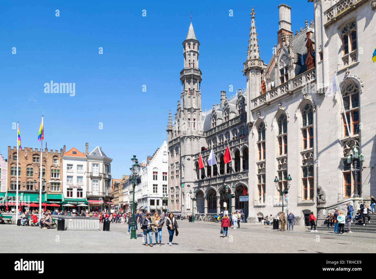 Los turistas paseando por el mercado histórico pasando por el Tribunal Provincial Provinciaal Hof en el Markt de Brujas Bélgica UE Europa central Foto de stock