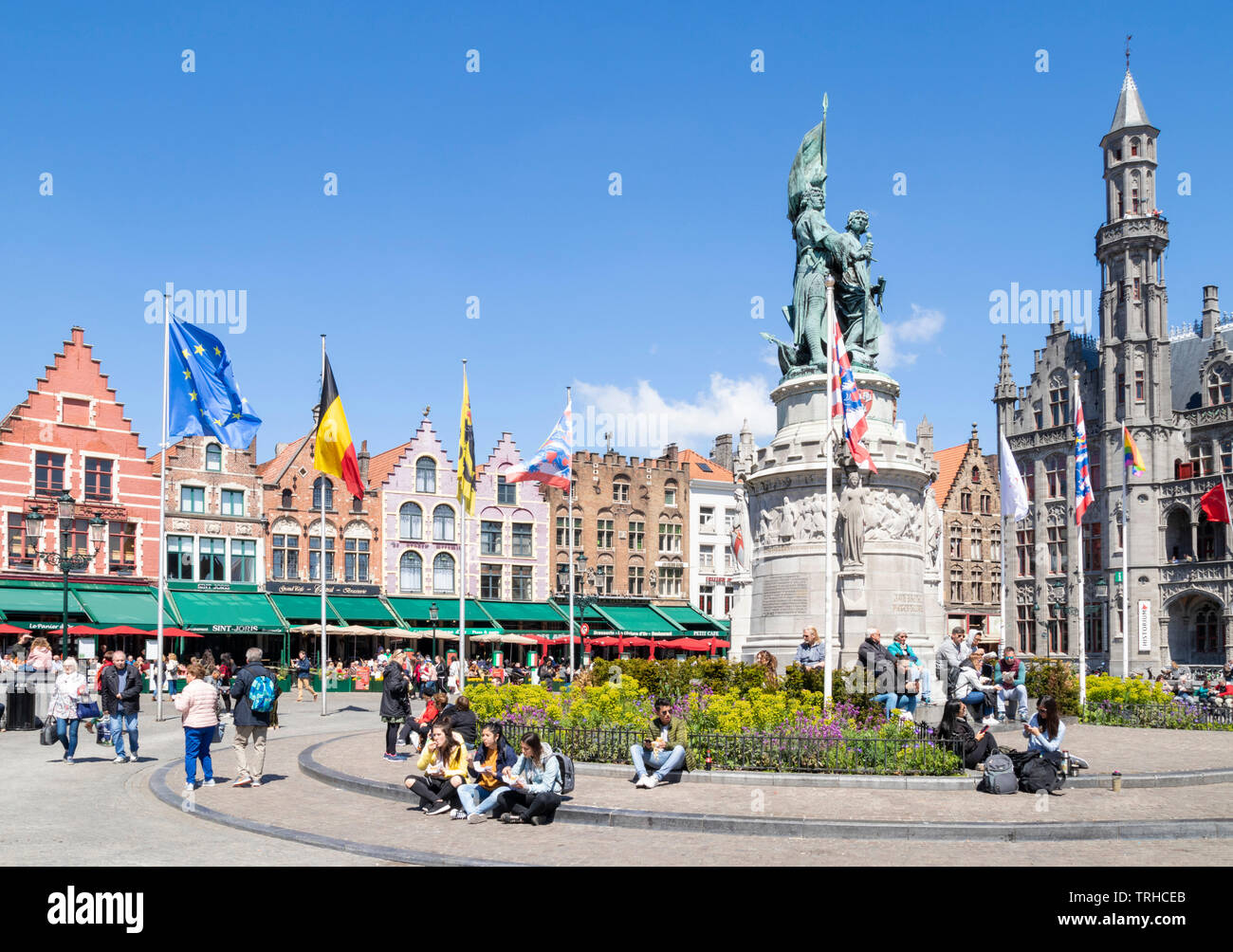 Edificios antiguos con ornamentadas gables en la histórica plaza con estatua de Jan breydal y Pieter de coninck en el Markt de Brujas Bélgica UE Europa central Foto de stock