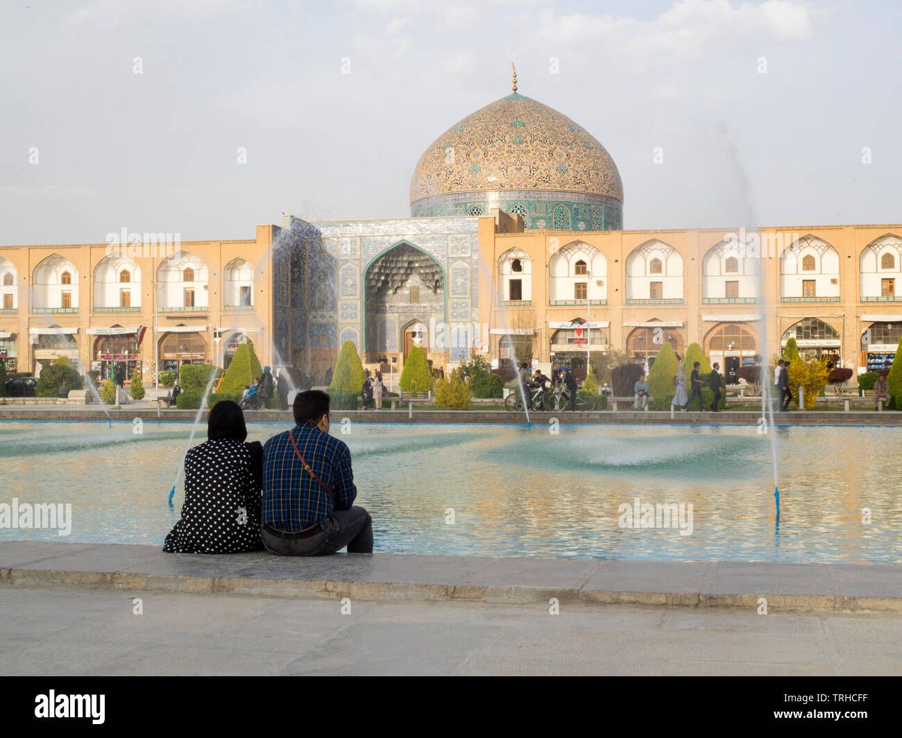 Un par ver el atardecer sobre Maydan-e Imam Square, también conocido como Naqsh-e Jahan Plaza, en Isfahán, Irán. Es un sitio del Patrimonio Mundial de la UNESCO. Foto de stock