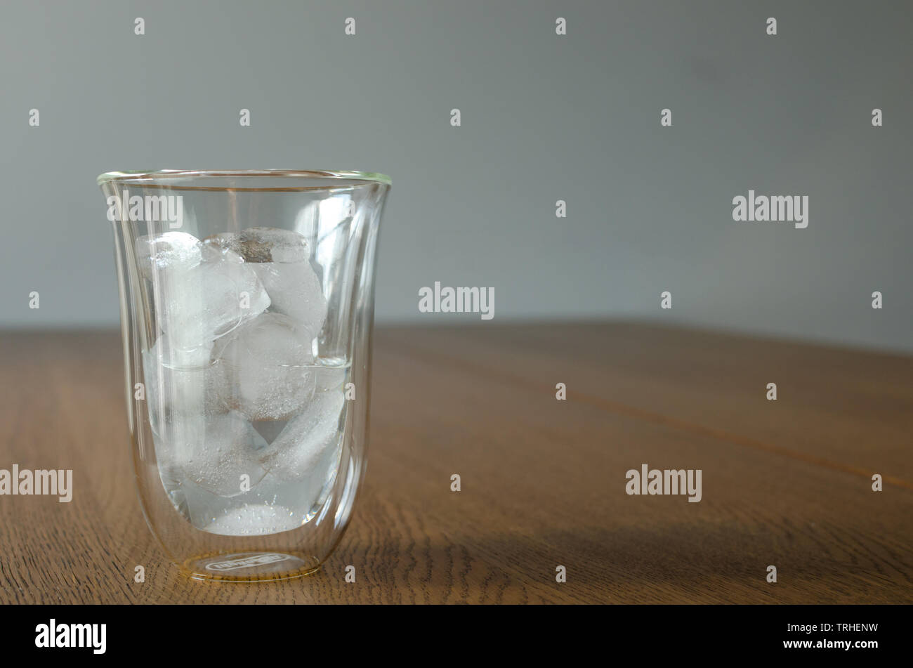 superstición repollo Lanzamiento Cristal con mitad hielos piezas sobre la mesa de madera. El hielo se funde  parcialmente. Copyspace para texto, fondo Fotografía de stock - Alamy